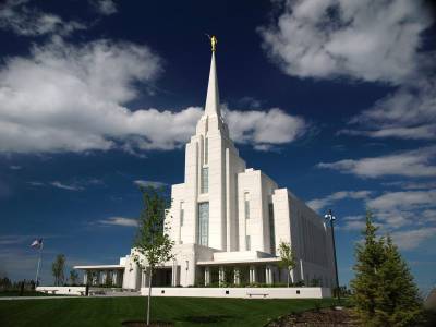 The Rexburg Idaho Temple on a clear day